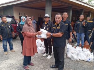 Gelar Rakor Bahas Pelantikan , DPC GRANAT Lamteng Bagi Sembako Kepada Warga