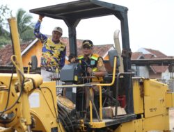 Bupati Ardito Turun Tangan, Naik Alat Berat Saat Perbaikan Jalan di Sidokerto