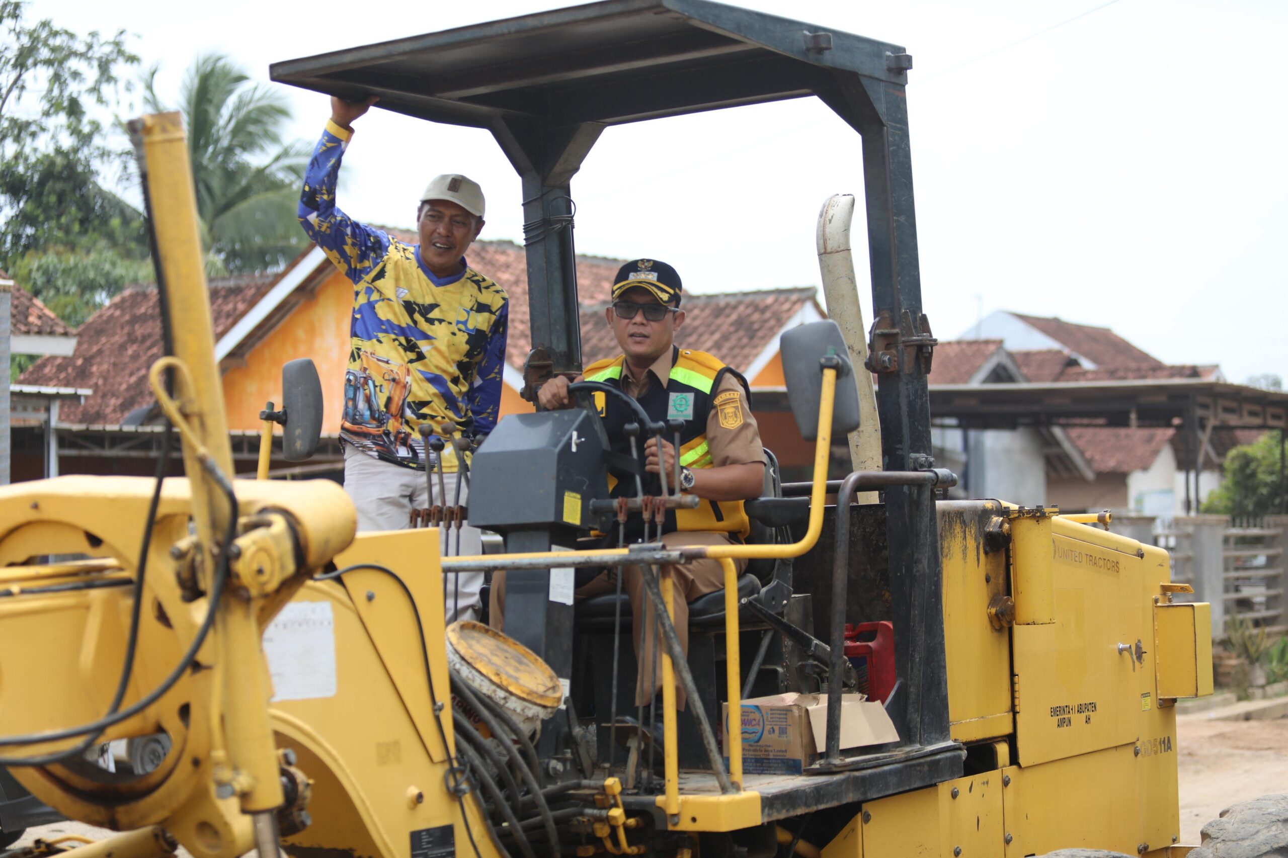Bupati Ardito Turun Tangan, Naik Alat Berat Saat Perbaikan Jalan di Sidokerto