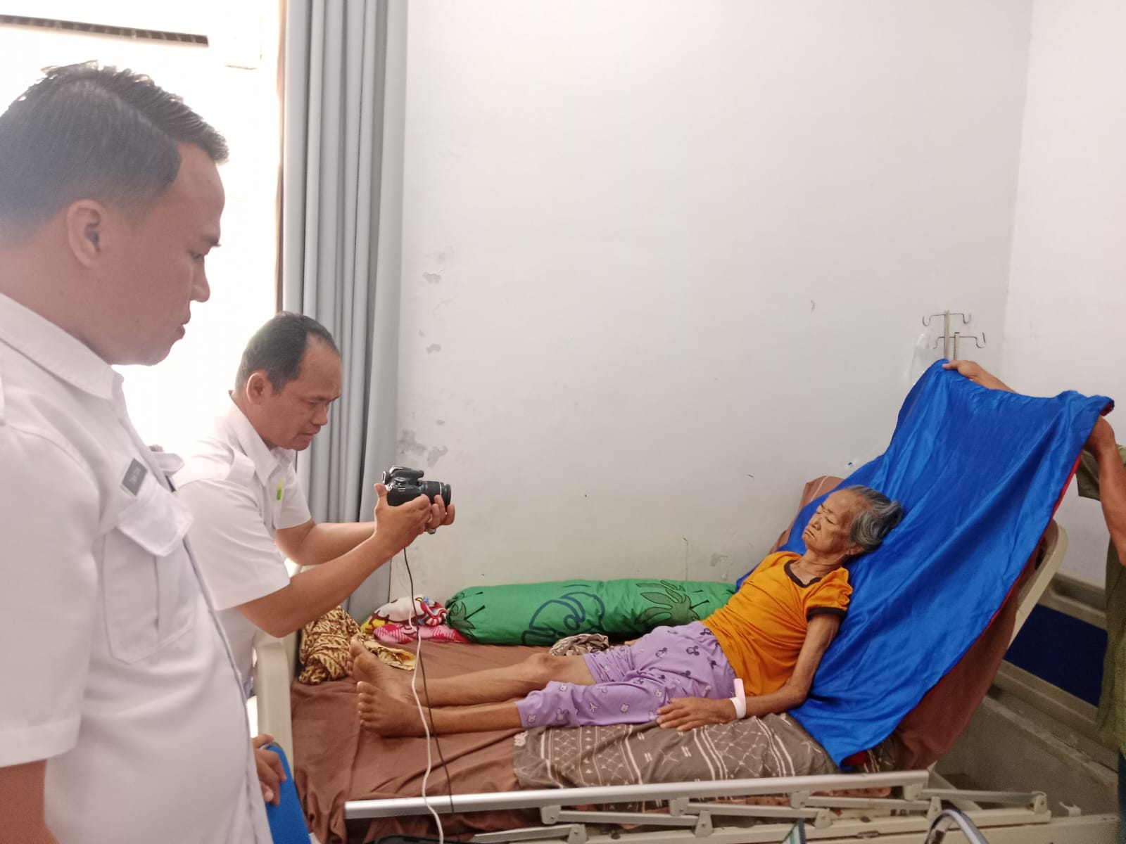 Pelayanan Prima: Disdukcapil Pesawaran Rekam KTP Warga Sakit Tanpa Harus ke Kantor