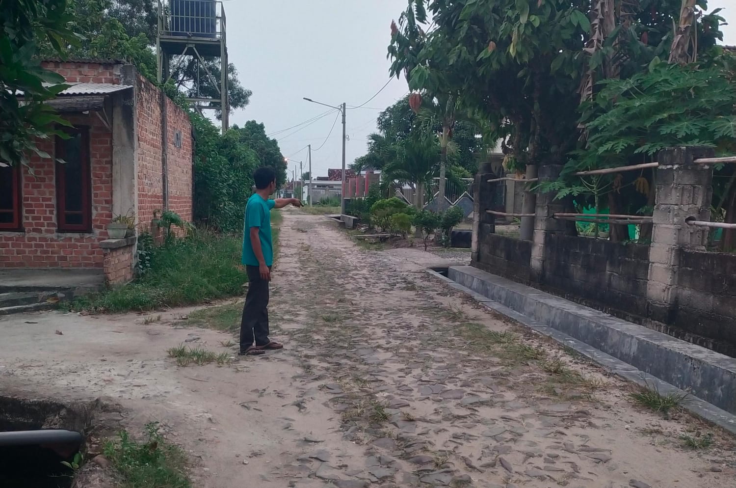 35 Tahun Terabaikan, Jalan Gang Bintara Bandar Jaya Barat Belum Tersentuh Perbaikan