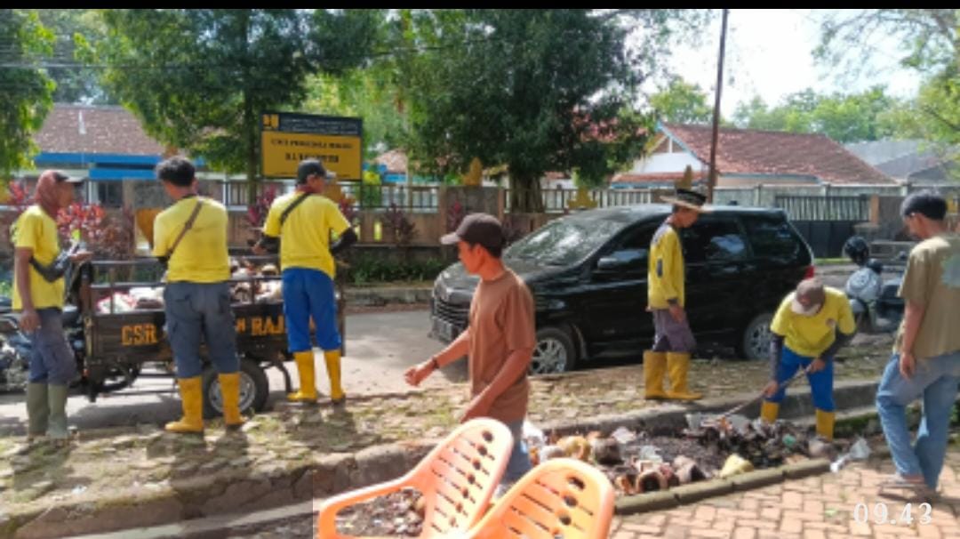 Staf DLH Lamteng Kompak Laksanakan Arahan Kadis Lewat Jumat Bersih