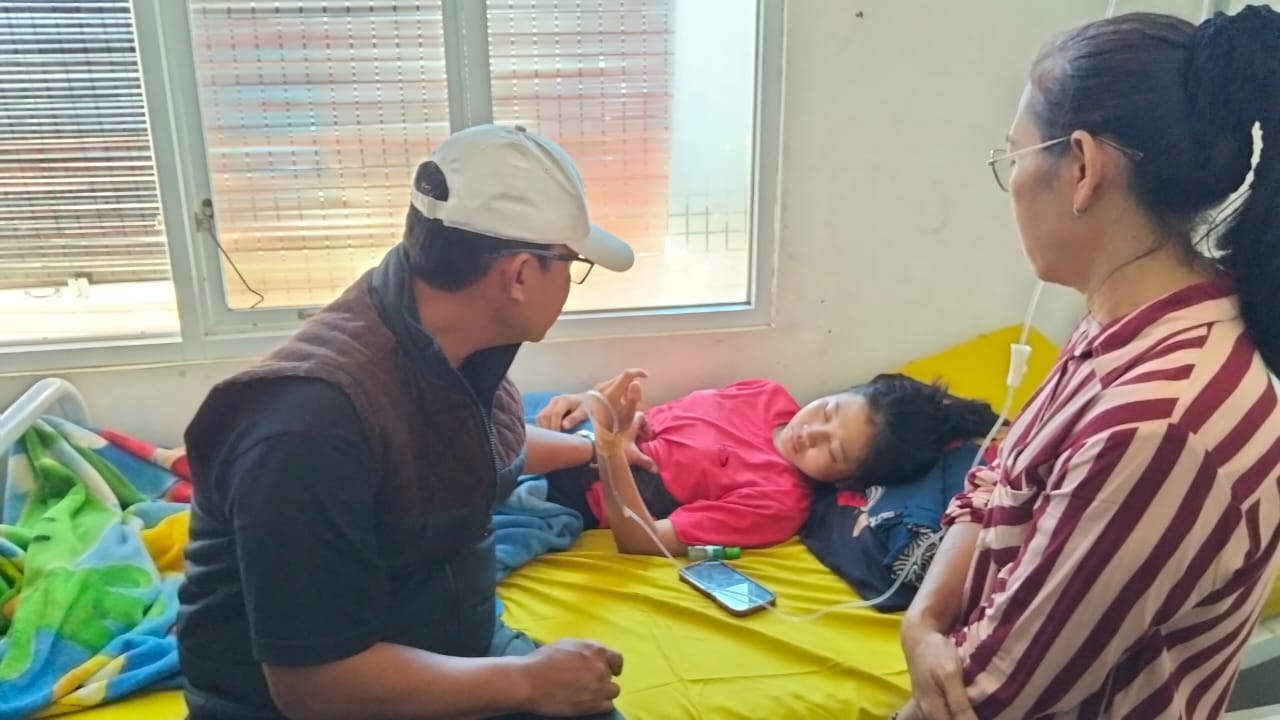 Bupati Ardito Tinjau Penanganan Siswi Diduga Keracunan di Kota Gajah