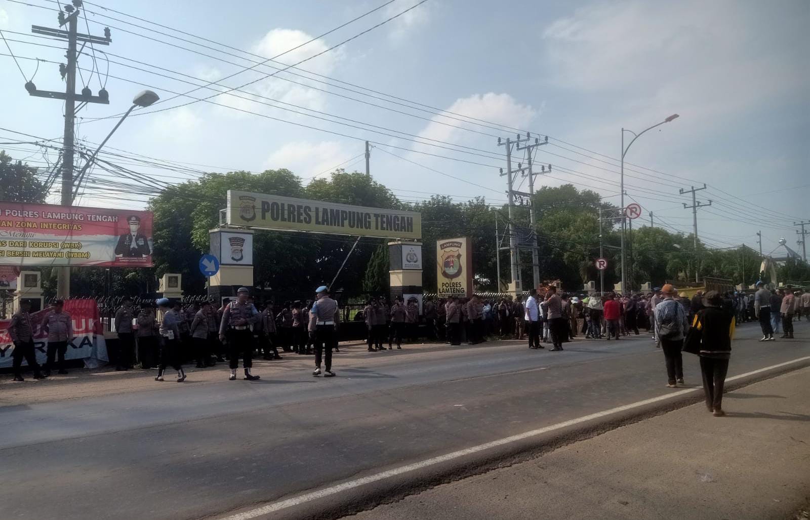 Ratusan Warga Anak Tuha Datangi Mapolres Lampung