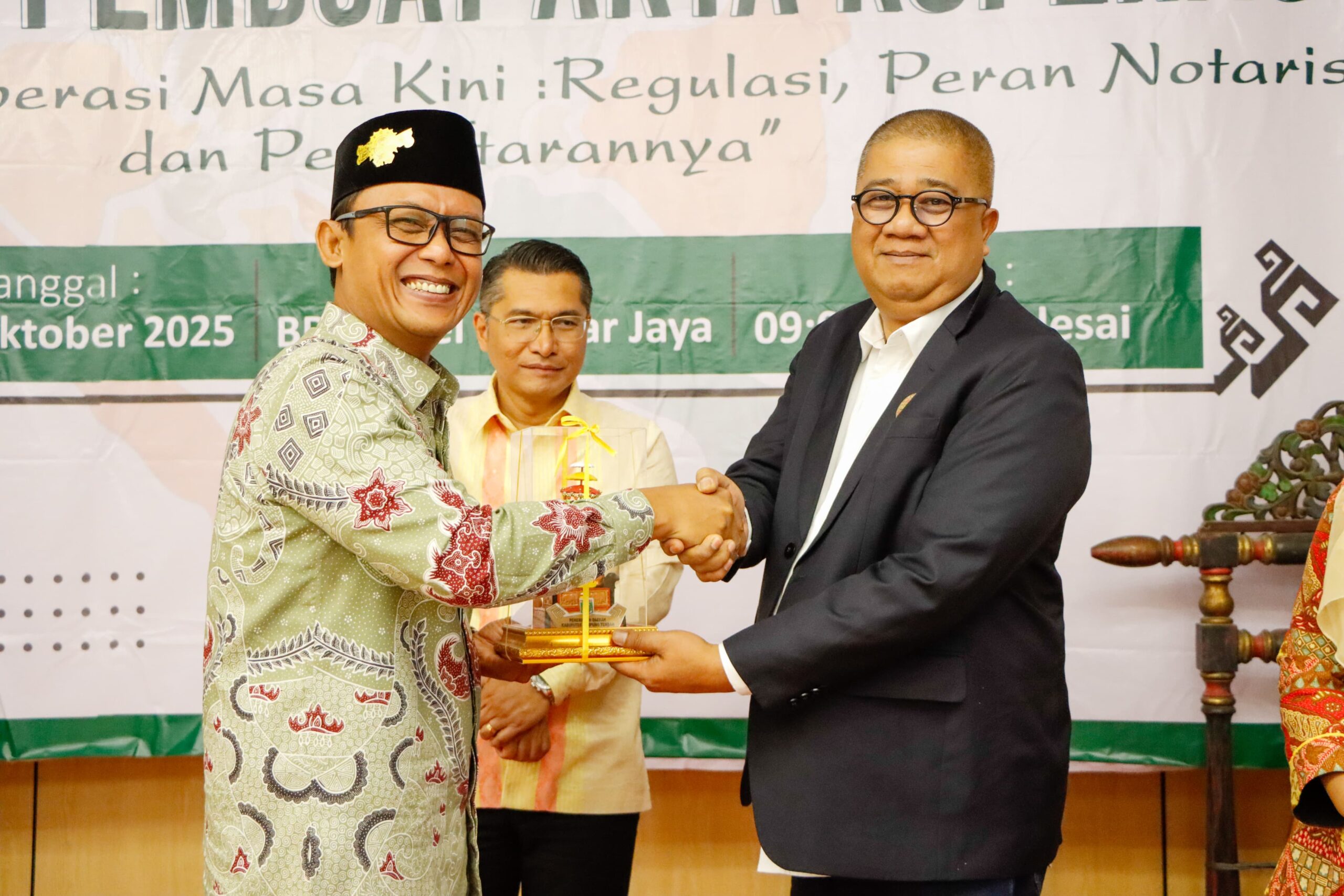 Bupati Ardito Buka Seminar dan Pelatihan Notaris Pembuat Akta Koperasi