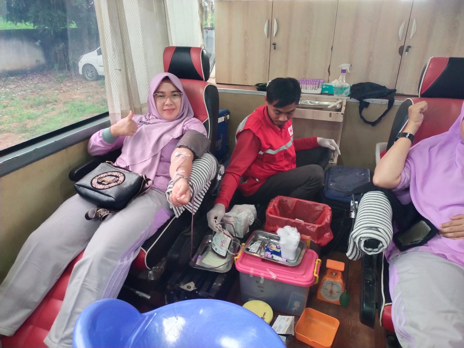 Warga Antusias Ikuti Senam Sehat dan Donor Darah yang Digelar Kecamatan Way Pengubuan