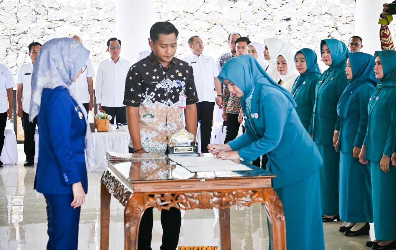 Bupati Pesawaran Kukuhkan Pengurus TP PKK, Dekranasda, Perwosi, Posyandu, dan Bunda Literasi Kecamatan Periode 2025–2030