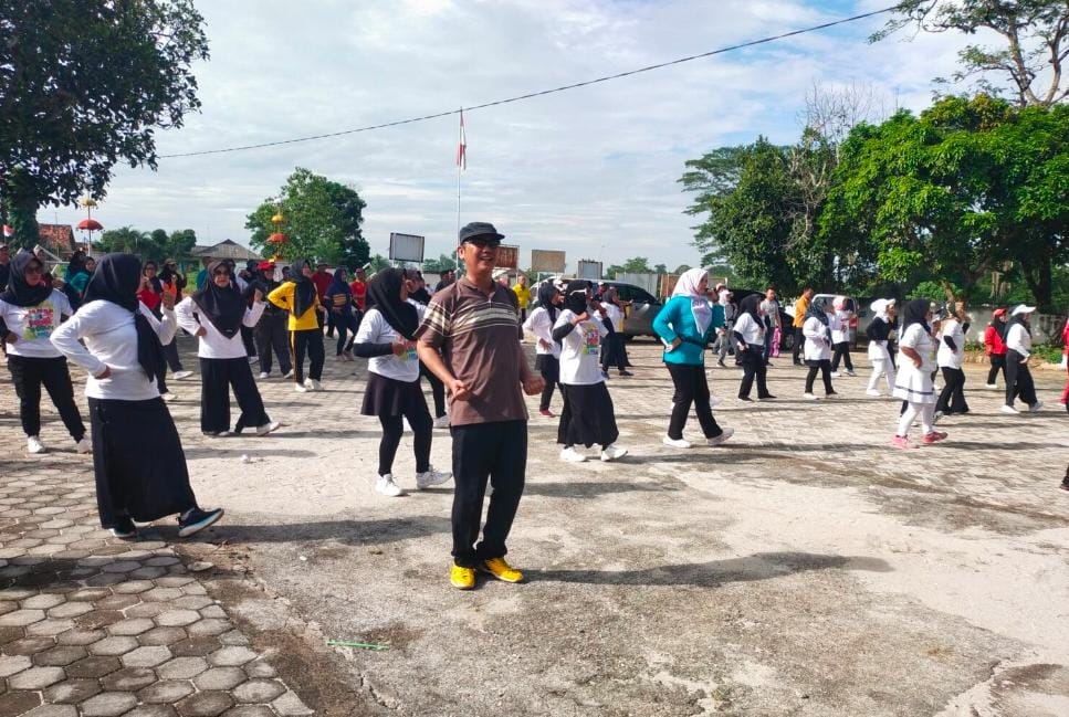 Camat Way Pengubuan Ajak Warga Hidup Sehat dan Peduli Sesama Lewat Senam Sehat dan Donor Darah Bersama PMI Lampung Tengah