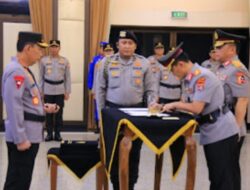 Kapolri Pimpin Sertijab, Kapolda Lampung Irjen Pol Helmy Santika Serahkan Tongkat Komando Kepada Irjen Pol Helfi Assegaf