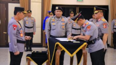 Kapolri Pimpin Sertijab, Kapolda Lampung Irjen Pol Helmy Santika Serahkan Tongkat Komando Kepada Irjen Pol Helfi Assegaf Kapolri Pimpin Sertijab, Kapolda Lampung Irjen Pol Helmy Santika Serahkan Tongkat Komando Kepada Irjen Pol Helfi Assegaf