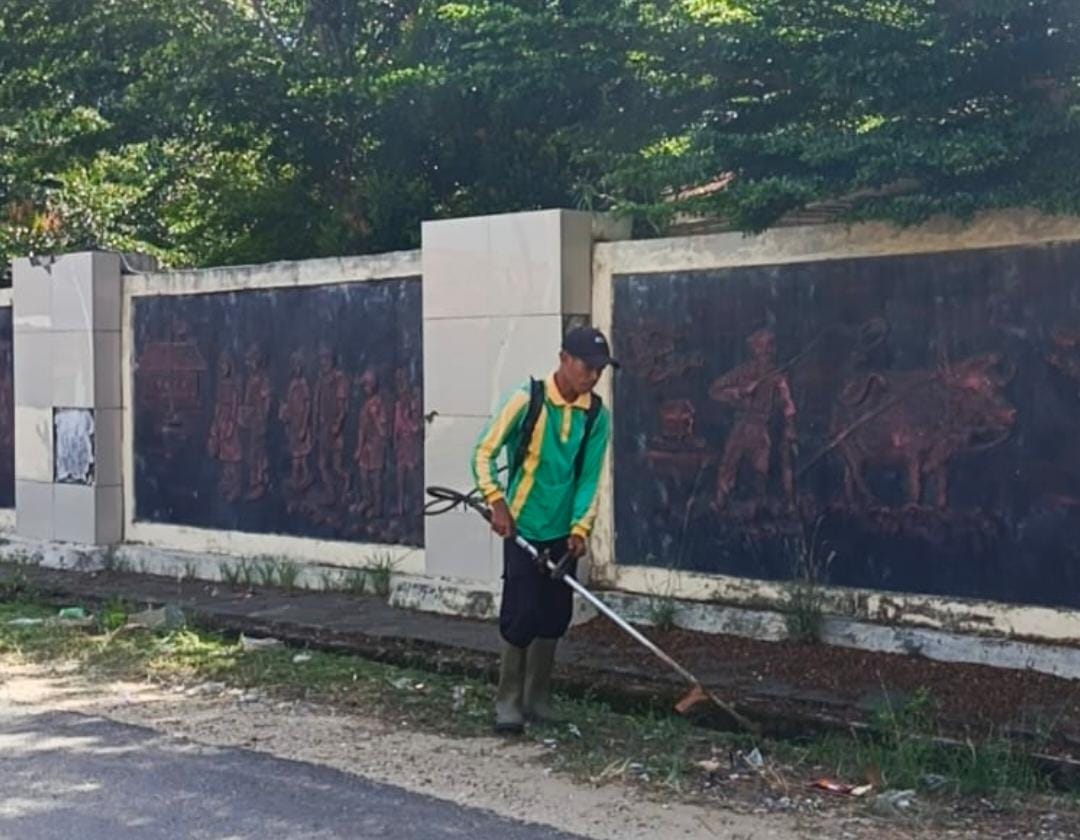 DLH Lampung Tengah Gelar Jumat Bersih di TMP Padang Ratu, Sambut Hari Pahlawan dengan Aksi Nyata