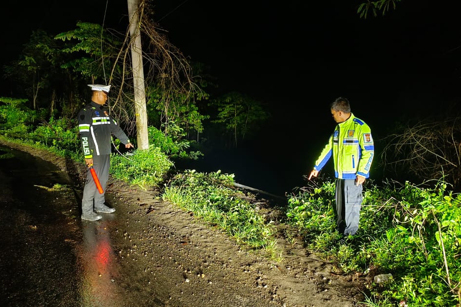 Kasat Lantas Pesisir Barat Imbau Pengemudi Waspada, Usai Truk Fuso Masuk Jurang di Jalan Lintas Barat