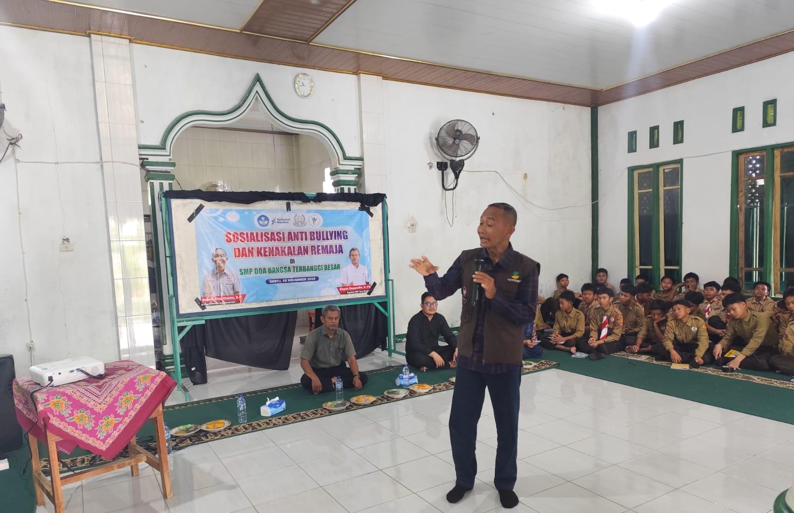 Ketua LPA Eko Yuwono Sosialisasikan Pencegahan Bullying di SMP Doa Bangsa Terbanggi Besar