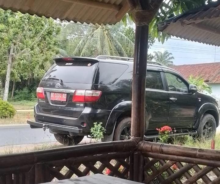 Mobil Dinas Pemkab Pesawaran Berbulan-Bulan Terparkir di Lampung Timur, Warga Pertanyakan Penggunaan Randis