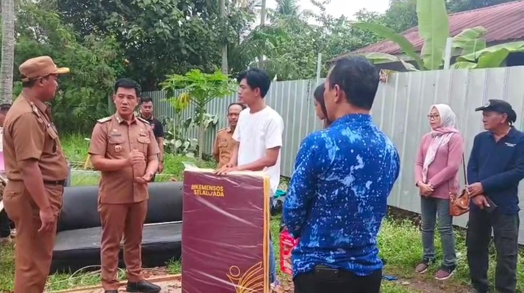 Dinsos Lamteng Salurkan Bantuan Darurat untuk Korban Puting Beliung di Bandar Jaya Timur