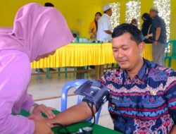 Lurah Bandar Jaya Timur Gelar Pembagian Insentif dan Pemeriksaan Kesehatan Gratis untuk Pamong