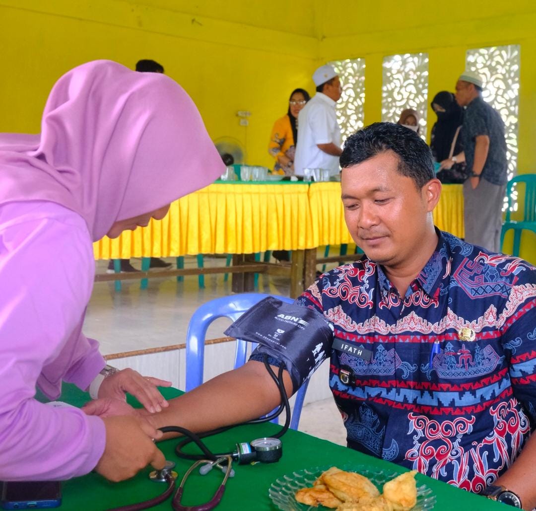 Lurah Bandar Jaya Timur Gelar Pembagian Insentif dan Pemeriksaan Kesehatan Gratis untuk Pamong