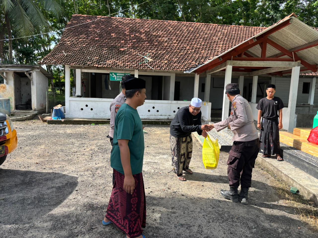 Jumat Berkah, Polsek Lambu Kibang Bagikan Nasi Kotak kepada Santri Ponpes Daarul Ulum 3