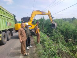Tiga Dinas Kolaborasi Bersihkan Bahu Jalan di Gunung Sugih, Wujudkan Kota yang Rapi dan Terang