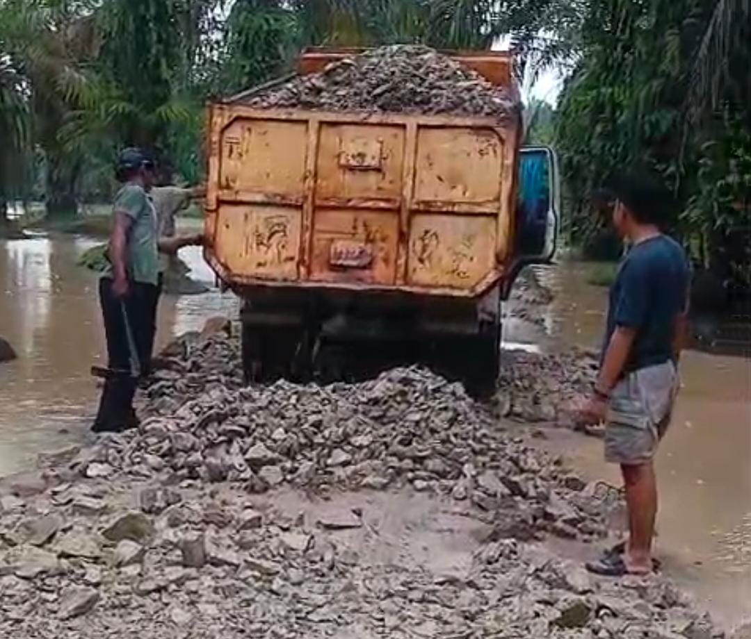 Abdul Razak Acungi Jempol Gotong Royong Warga Karang Sari Perbaiki Jalan Menuju Pasar Bekri