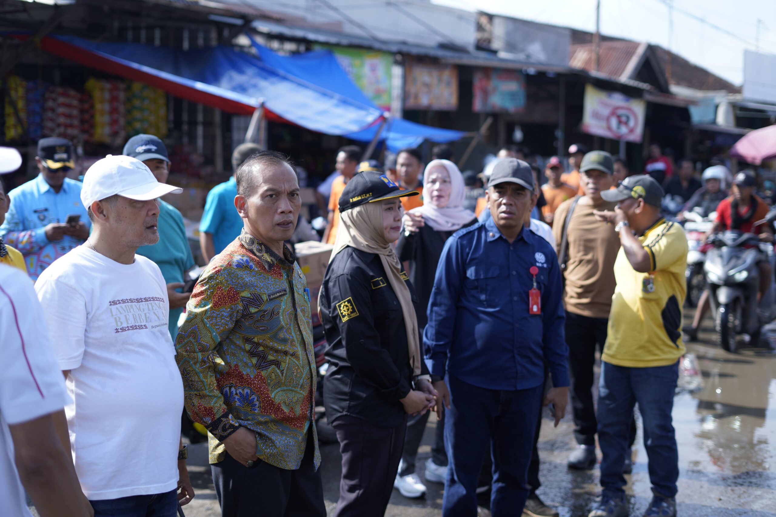 Pemkab Lampung Tengah Turunkan Alat Berat Atasi Banjir Pasar Bandar Jaya Plaza