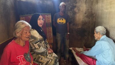 Ketua IIPG Lampung Tengah Yuniar Musa Ahmad Bantu Lansia Sakit di Terbanggi Besar