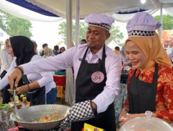 HUT ke-80 Lampung Tengah, Kadis Disbunnakkan dan Ketua DWP Tampil Kompak dalam Lomba Memasak Nasi Goreng