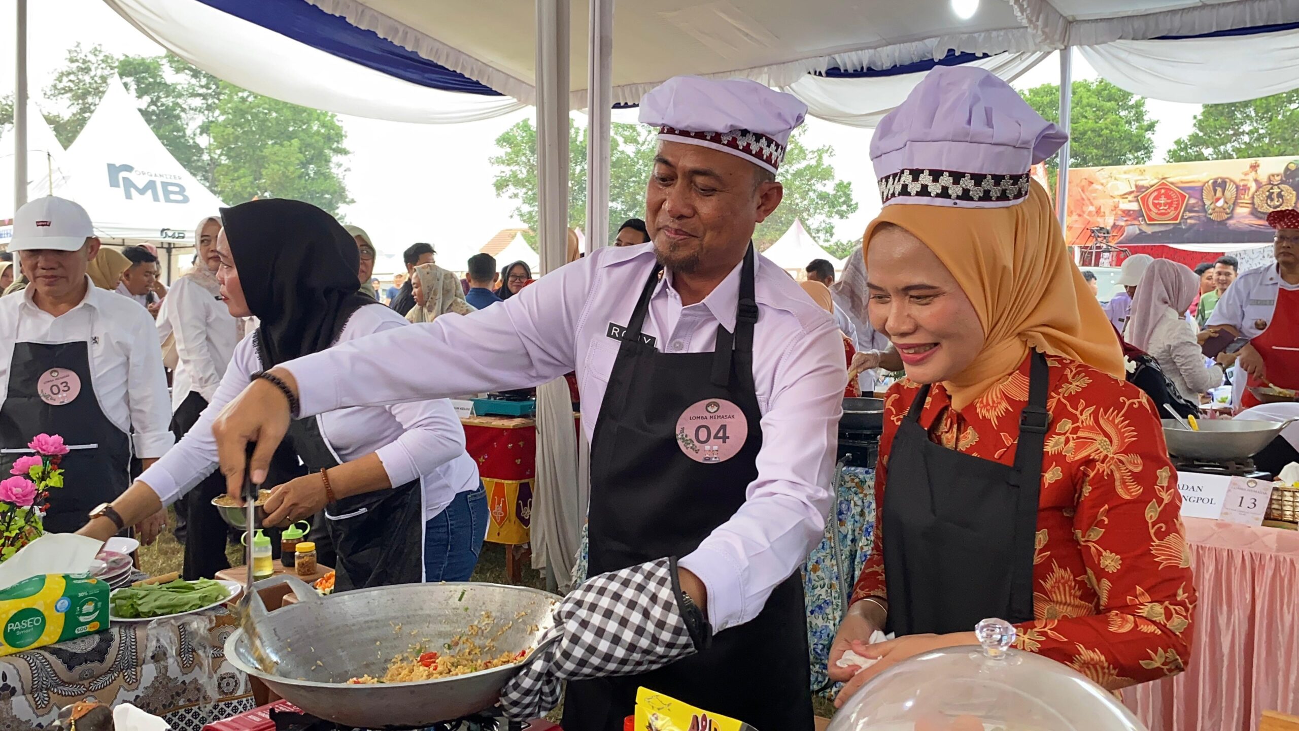 HUT ke-80 Lampung Tengah, Kadis Disbunnakkan dan Ketua DWP Tampil Kompak dalam Lomba Memasak Nasi Goreng